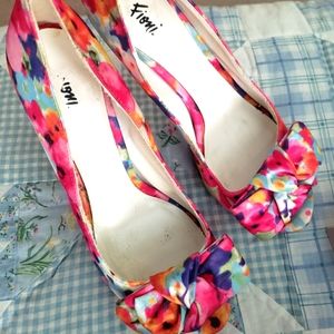 Fioni Sz 7.5 Pink floral satin platform w/ faux leather 2.5in heel